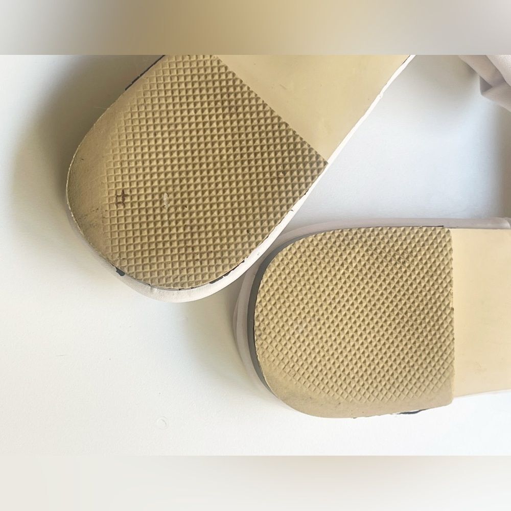 Bottega Veneta Lido flat slides in white - Picture 9 of 15
